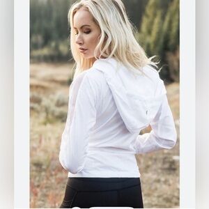 ZYIA White Fitted Hoodie Sweatshirt